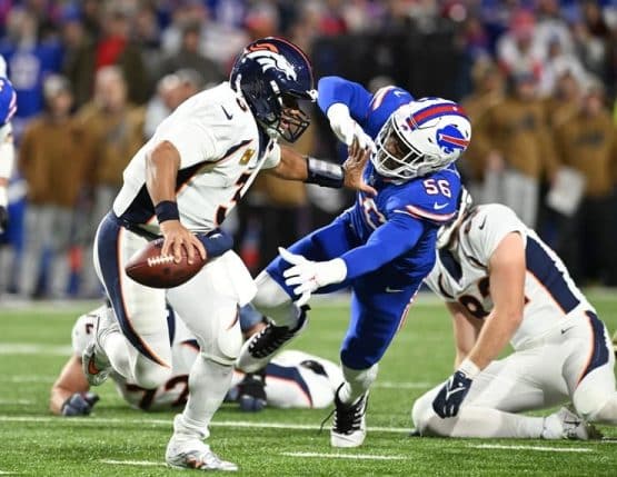 russell wilson escapes bills defender on MNF (1)