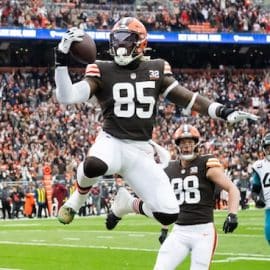 Cleveland Browns tight end David Njoku (85)