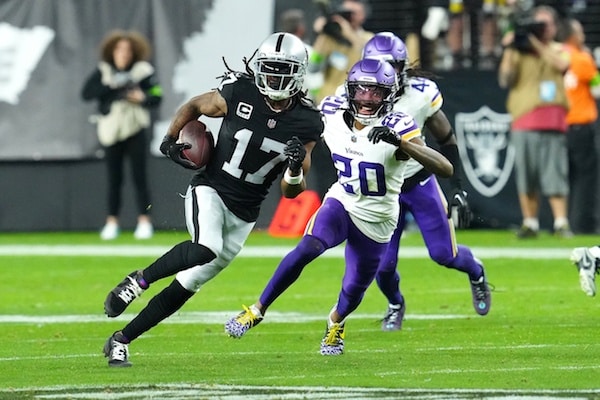 Las Vegas Raiders wide receiver Davante Adams (17)