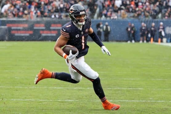 Chicago Bears quarterback Justin Fields (1) rushes for a touchdown