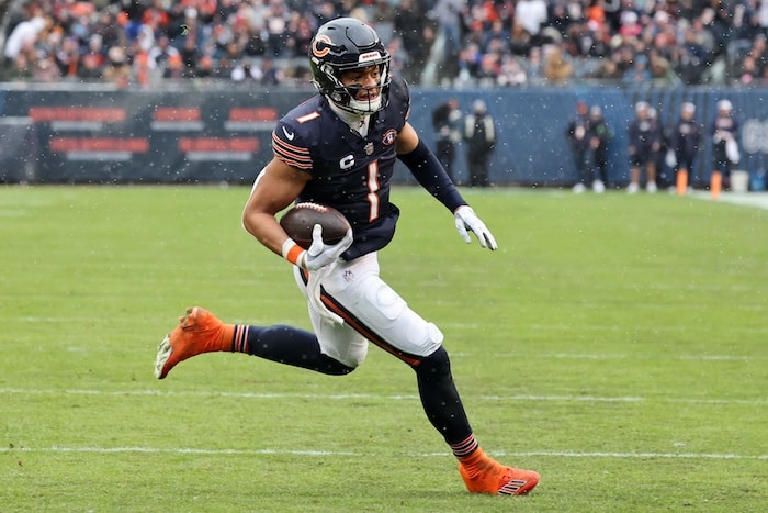 Chicago Bears quarterback Justin Fields (1) rushes for a touchdown