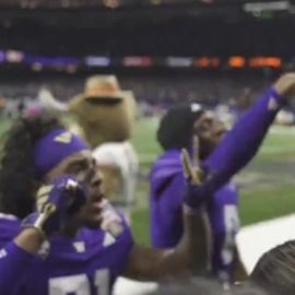 washington huskies players v texas fan