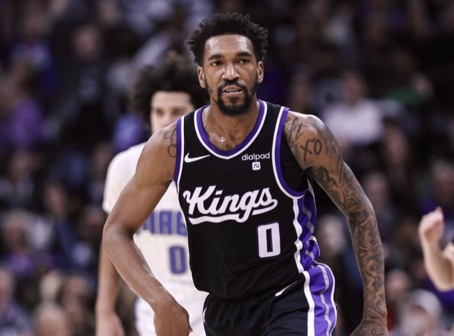 Malik Monk of the Kings runs up the court.