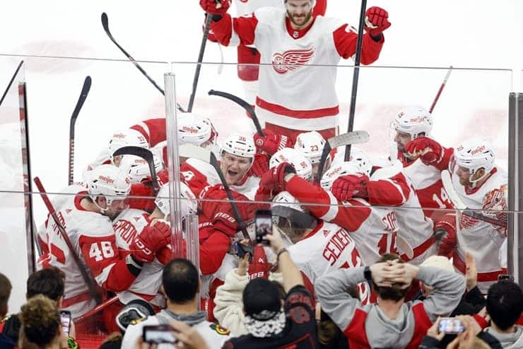 red wings beat hawks (1)