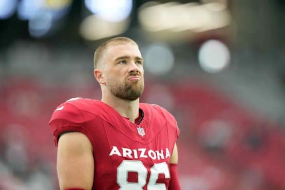 Arizona Cardinals tight end Zach Ertz (86) warms up
