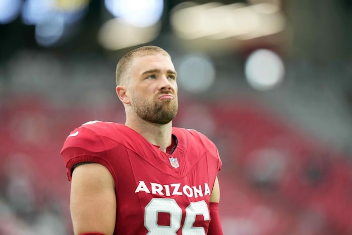 Arizona Cardinals tight end Zach Ertz (86) warms up