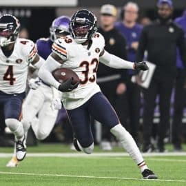 Chicago Bears cornerback Jaylon Johnson (33)