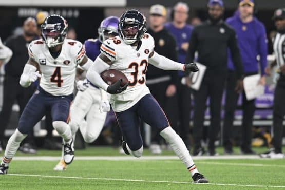 Chicago Bears cornerback Jaylon Johnson (33)