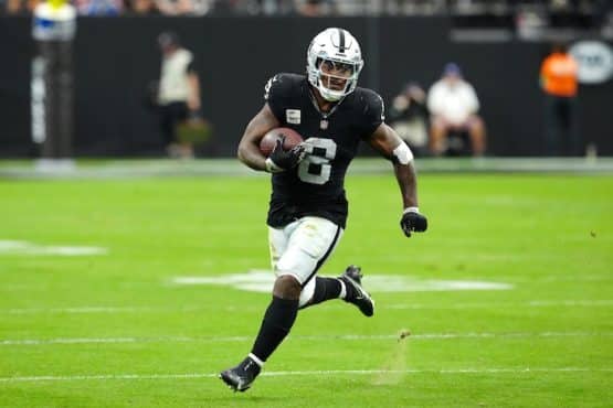 Las Vegas Raiders running back Josh Jacobs (8) gains yardage