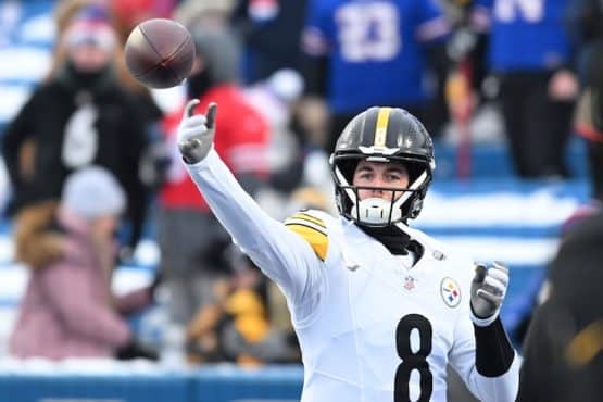 Pittsburgh Steelers quarterback Kenny Pickett (8)