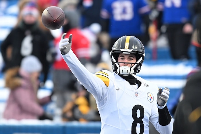 Pittsburgh Steelers quarterback Kenny Pickett (8)