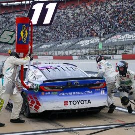 denny hamlin's pit crew at work at brisol (1)