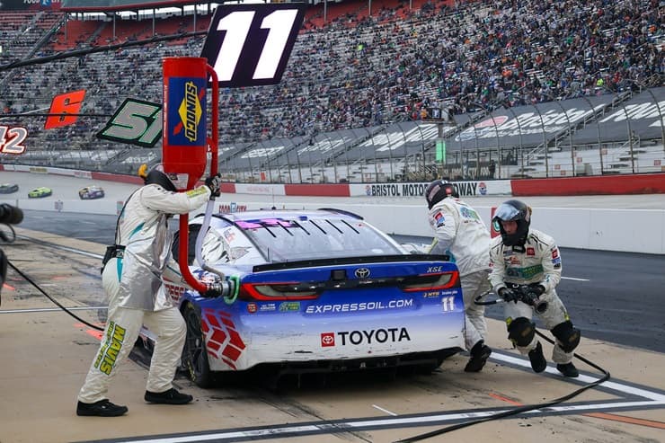 denny hamlin's pit crew at work at brisol (1)