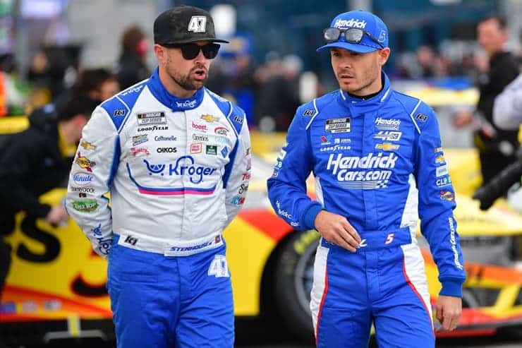 kyle larson talking to ricky stenhouse at lv (1)
