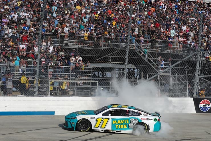 DENNY hamlin wins wurth 400 at dover (1)
