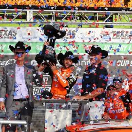 chase elliott celebrates end winless skid (1)