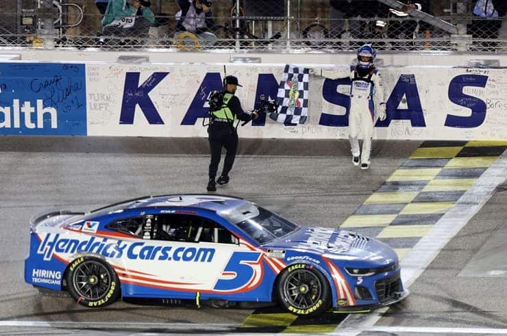kyle larson wins closest finish ever at kansas (1)