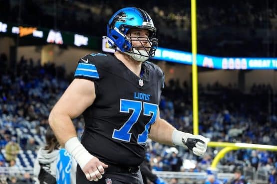 Detroit Lions center Frank Ragnow runs on the field.