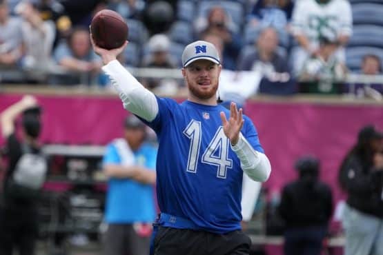 Sam Darnold throws the ball.